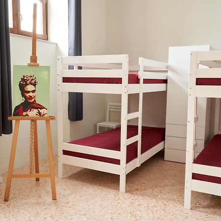 Hub Portanova Hostel Trani Kültér fotó